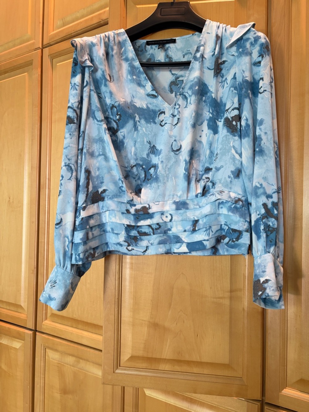 White House Black Market Blue Floral V-Neck Pleated Hem Blouse